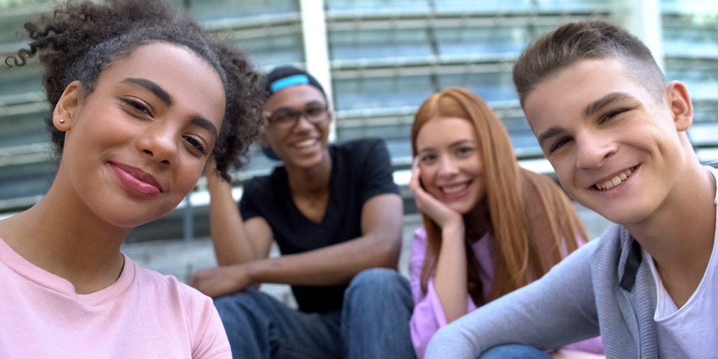 Eine Gruppe junger Menschen