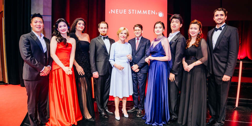 Vorsitzende des Vorstands der Liz Mohn Stiftung, zusammen mit Alexander Neef, Vorsitzender der Jury der NEUEN STIMMEN, und den Finalist:innen des Wettbewerbs 2026.
