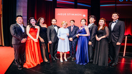 Vorsitzende des Vorstands der Liz Mohn Stiftung, zusammen mit Alexander Neef, Vorsitzender der Jury der NEUEN STIMMEN, und den Finalist:innen des Wettbewerbs 2026.
