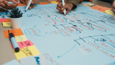 Collaborative Team Meeting with Sticky Notes and Markers for Project Planning and Strategy Development in Modern Office Environment SACTR(© © InfiniteFlow - stock.adobe.com)
