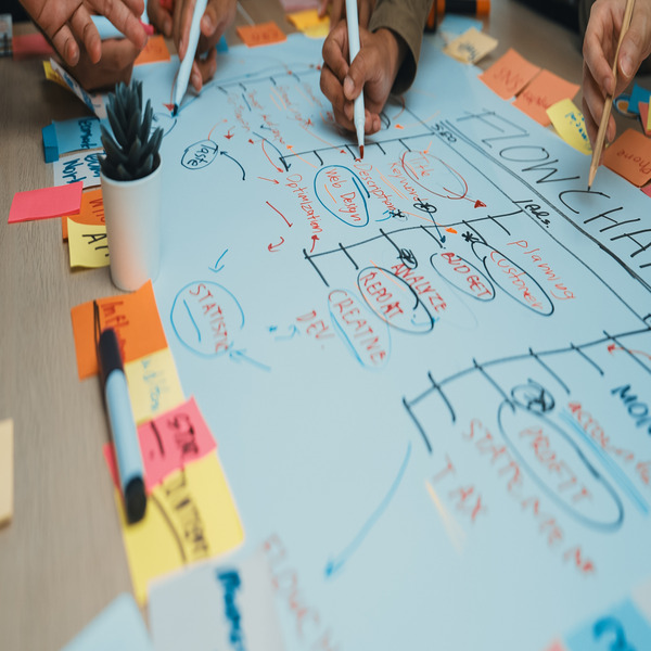 Collaborative Team Meeting with Sticky Notes and Markers for Project Planning and Strategy Development in Modern Office Environment SACTR(© © InfiniteFlow - stock.adobe.com)