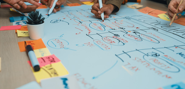 Collaborative Team Meeting with Sticky Notes and Markers for Project Planning and Strategy Development in Modern Office Environment SACTR(© © InfiniteFlow - stock.adobe.com)