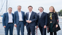 Foto der Vertragsunterzeichnung zur Datenstrategie Schleswig-Holstein. Auf dem Foto sind Personen aus dem Ministerium des Landes Schleswig-Holstein und Mitarbeiter:innen der Bertelsmann Stiftung zu sehen.