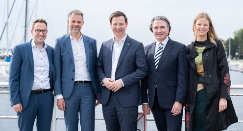 Foto der Vertragsunterzeichnung zum Datendashboard. Auf dem Foto sind Vertreter des Ministeriums des Landes Schleswig-Holstein zu sehen, sowie Mitarbeiter:innen der Bertelsmann Stiftung