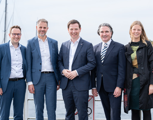 Tobias von der Heide, Staatssekretär im schleswig-holsteinischen Bildungsministerium, posiert nach der Veranstaltung in Kiel mit Dirk Zorn, Director des Programms "Bildung und Next Generation" der Bertelsmann Stiftung, sowie weiteren Beteiligten für ein gemeinsames Foto.