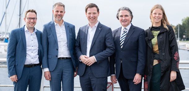 (© <p>Von links: Martin Pfafferott, Schulexperte der Bertelsmann Stiftung, Dirk Zorn, Director des Programms "Bildung und Next Generation" der Bertelsmann Stiftung, Tobias von der Heide, Staatssekretär im Ministerium für Allgemeine und Berufliche Bildung, Wissenschaft, Forschung und Kultur des Landes Schleswig-Holstein, Alexander Kraft, Abteilungsleiter im schleswig-holsteinischen Bildungsministerium und Charlotte Jost, Schulexpertin der Bertelsmann Stiftung. © Fabian Schröder / MBWFK</p>)