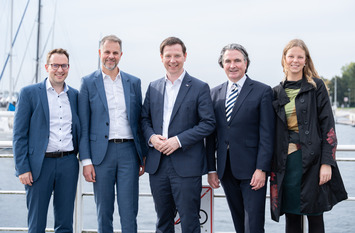 Am Rande der Pr&auml;sentation des Daten-Dashboards in Kiel posieren Personen aus dem Bildungsministerium des Landes Schleswig-Holstein und Mitarbeiter:innen der Bertelsmann Stiftung f&uuml;r ein gemeinsames Foto.