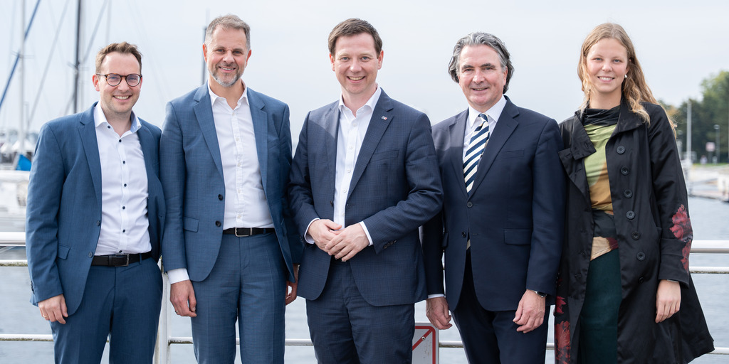 Foto der Vertragsunterzeichnung zur Datenstrategie Schleswig-Holstein. Auf dem Foto sind Personen aus dem Ministerium des Landes Schleswig-Holstein und Mitarbeiter:innen der Bertelsmann Stiftung zu sehen.