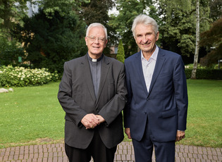 Matthias K&ouml;nig, Weihbischof im Erzbistum Paderborn, und Andreas Pinkwart, Vorstand der Bertelsmann Stiftung, posieren am Rande des Besuchs K&ouml;nigs in G&uuml;tersloh f&uuml;r ein gemeinsames Foto.