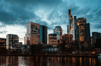 Stadtsilhouette von Frankfurt mit Wolkenkratzern bei Einbruch der D&auml;mmerung.