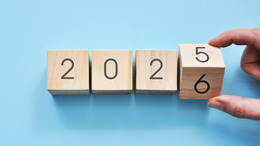 Würfel zeigen den Übergang von 2025 zu 2026