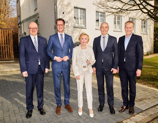 Das Bild zeigt v.l.n.r.: Christoph Nolting (Vorstand v. Bodelschwinghschen Stiftungen Bethel), Ministerpräsident Hendrik Wüst, Stifterin Liz Mohn, Dr. Bartolt Haase (Vorsitzender des Vorstands v. Bodelschwinghschen Stiftungen Bethel) und Jörg-Uwe Goldbeck (Verwaltungsratsvorsitzender der v. Bodelschwinghschen Stiftungen Bethel).