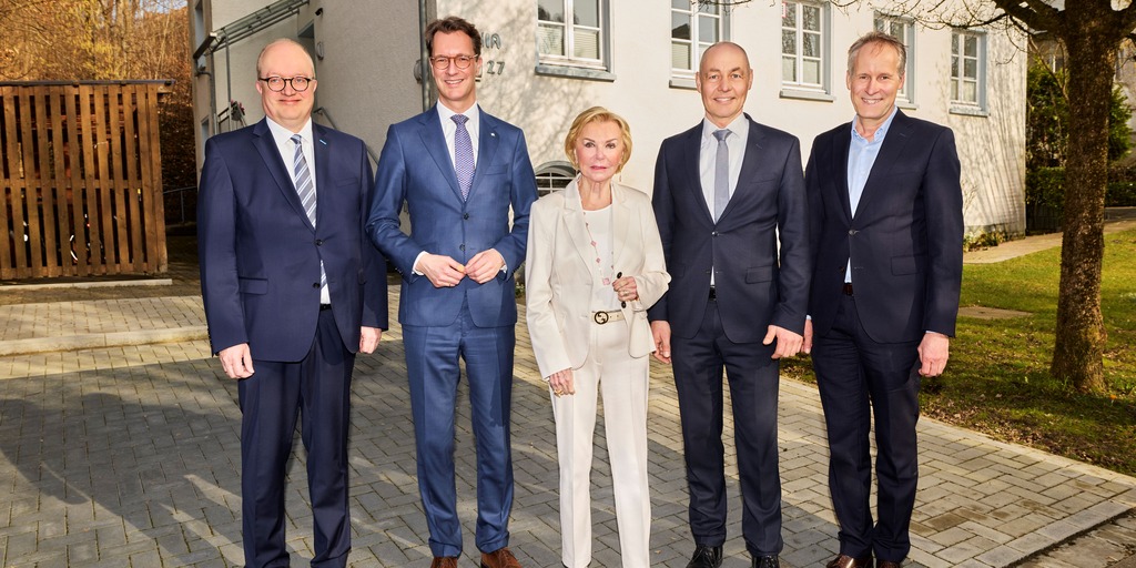 Ministerpräsident Hendrik Wüst besuchte das Projekt „Gemeinsam wachsen. Zusammen WIRken.“ des Evangelischen Klinikums Bethel, das von der Liz Mohn Stiftung gefördert wird. Das Bild zeigt v.l.n.r.: Christoph Nolting (Vorstand v. Bodelschwinghschen Stiftungen Bethel), Ministerpräsident Hendrik Wüst, Stifterin Liz Mohn, Dr. Bartolt Haase (Vorsitzender des Vorstands v. Bodelschwinghschen Stiftungen Bethel) und Jörg-Uwe Goldbeck (Verwaltungsratsvorsitzender der v. Bodelschwinghschen Stiftungen Bethel).