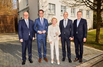 Das Bild zeigt v.l.n.r.: Christoph Nolting (Vorstand v. Bodelschwinghschen Stiftungen Bethel), Ministerpr&auml;sident Hendrik W&uuml;st, Stifterin Liz Mohn, Dr. Bartolt Haase (Vorsitzender des Vorstands v. Bodelschwinghschen Stiftungen Bethel) und J&ouml;rg-Uwe Goldbeck (Verwaltungsratsvorsitzender der v. Bodelschwinghschen Stiftungen Bethel).