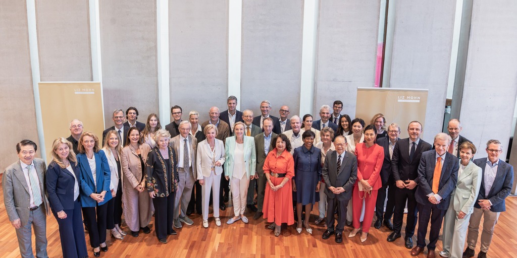 Die Initiatoren des „Salzburger Trilogs“, der ehemalige österreichische Bundeskanzler Wolfgang Schüssel und Liz Mohn, Stifterin und Vorsitzende des Vorstands der Liz Mohn Stiftung (1. Reihe, 7. und 8. von links), mit den Konferenzteilnehmenden.