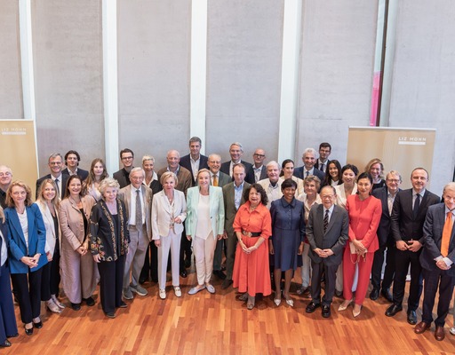 Die Initiatoren des „Salzburger Trilogs“, der ehemalige österreichische Bundeskanzler Wolfgang Schüssel und Liz Mohn, Stifterin und Vorsitzende des Vorstands der Liz Mohn Stiftung (1. Reihe, 7. und 8. von links), mit den Konferenzteilnehmenden.