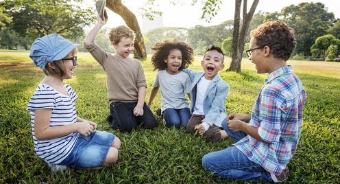 Kinder auf einer Wiese