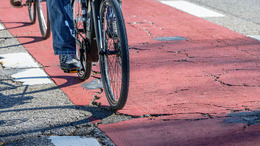 Fahrrad fährt auf einem beschädigten Radweg