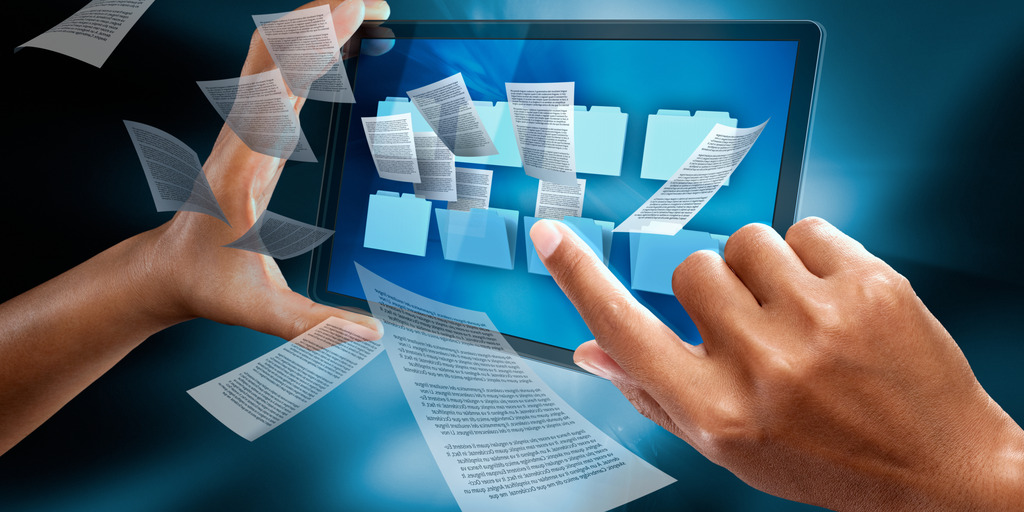 Hände halten ein Tablet. Aus dem Tablet liegen Papiere. Ein Finger einer Hand zeigt auf das Tablet.