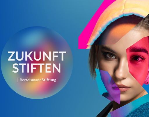 Gesicht einer jungen Frau auf blauem Hintergrund