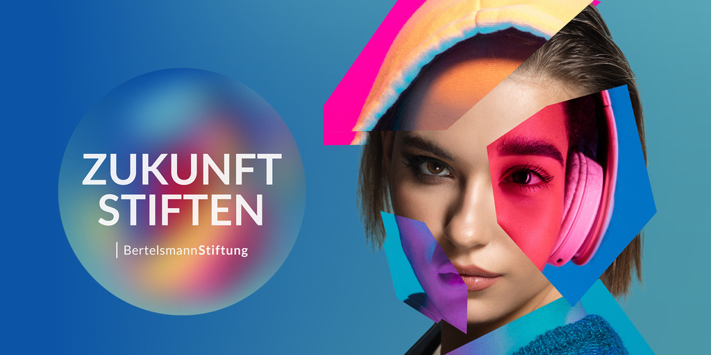 Gesicht einer jungen Frau auf blauen Hintergrund