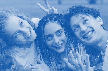 Drei junge Menschen. Bild ist blau eingef&auml;rbt