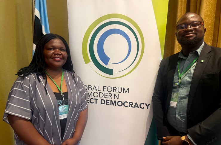 Foto: simbabwische Gewerkschafterin Dorcas Norupiri (links) / nigerianischer &Ouml;konome Abubakar Jaafar (rechts)