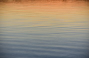 Das weite Meer zu sehen in Farbt&ouml;nen von gelb bis blau