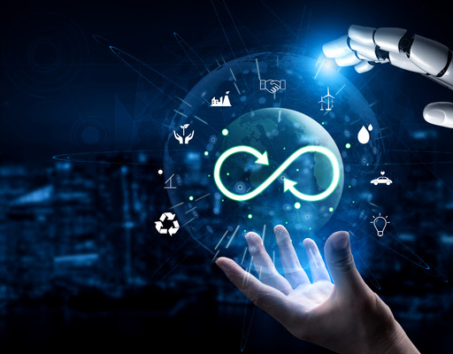 Eine menschliche Hand und eine Roboterhand berühren vor einem digitalen Globus ein leuchtendes Unendlichkeitszeichen – Symbol für Kreislaufwirtschaft und nachhaltige Innovation.