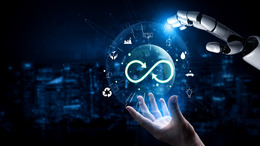 Eine menschliche Hand und eine Roboterhand berühren vor einem digitalen Globus ein leuchtendes Unendlichkeitszeichen – Symbol für Kreislaufwirtschaft und nachhaltige Innovation.