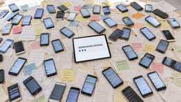 viele Handys, Tablet und Post-its