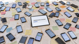 viele Handys, Tablet und Post-its