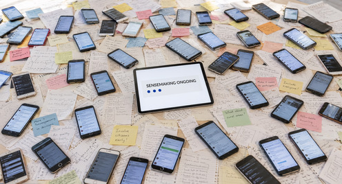 viele Handys, Tablet und Post-its