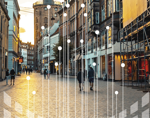 Blick in die Fußgängerzone einer deutschen Innenstadt. Über das Foto sind Linien, Punkte und Rechtecke gelegt, die symbolisch für die offenen Daten einer Kommune stehen.