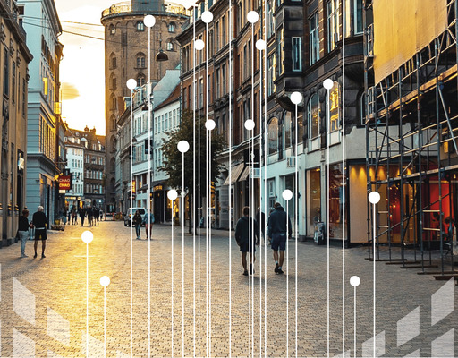 Blick in die Fußgängerzone einer deutschen Innenstadt. Über das Foto sind Linien, Punkte und Rechtecke gelegt, die symbolisch für die offenen Daten einer Kommune stehen.