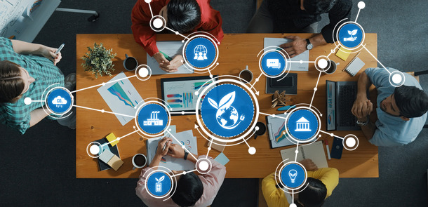 Collaborative Business Meeting on Sustainable Practices with Diverse Professionals Analyzing Green Initiatives and Strategies for Growth and Innovation. Amity(© stock.adobe.com/InfiniteFlow)