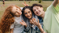 Happy friends having fun taking group selfie portrait on city park. Taking selfies together. Memories and vivid impressions, group of young friends. Summer(© gespiegelt: © Strelciuc - stock.adobe.com)