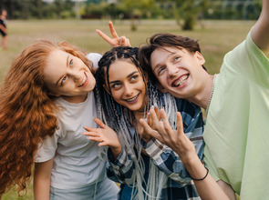 Happy friends having fun taking group selfie portrait on city park. Taking selfies together. Memories and vivid impressions, group of young friends. Summer(© gespiegelt: © Strelciuc - stock.adobe.com)
