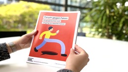 Person hält das Bürgergutachten zwischen zwei Händen