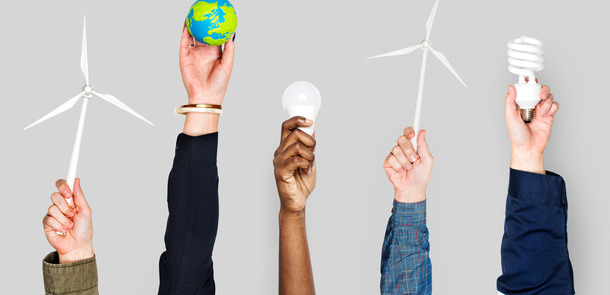 Hand holding variation of object(© Rawpixel Ltd.)