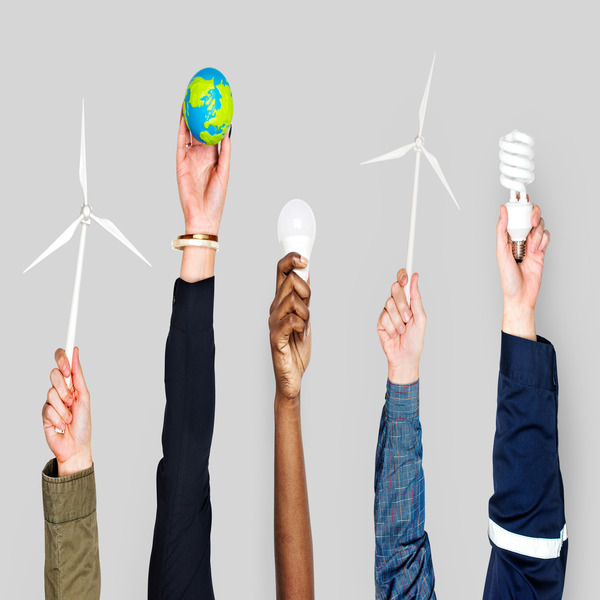 Hand holding variation of object(© Rawpixel Ltd.)