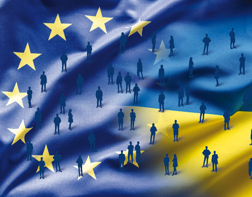 Flagge der EU und der Ukraine verschmelzen zu einer.
