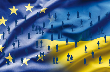 Die Flagge der EU und der Ukraine verschmelzen zu einer Flagge.