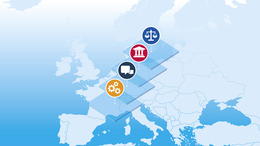 Es ist die Landkarte von Europa zu sehen. Im Vordergrund sind vier Icons zu sehen: Eine Waage, ein Gerichtsgebäude, eine Sprechblase und Zahlenrädchen