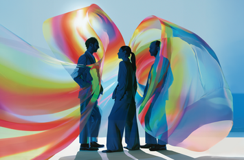 Drei Personen in eleganter Business-Kleidung stehen im Profil zusammen und werden von flie&szlig;enden, transparenten B&auml;ndern in regenbogenartigen Farben umh&uuml;llt. Die avantgardistische Szene wirkt abstrakt und modern vor einem k&uuml;hlen, hellblauen Hintergrund. Das Bild ist KI-generiert.
