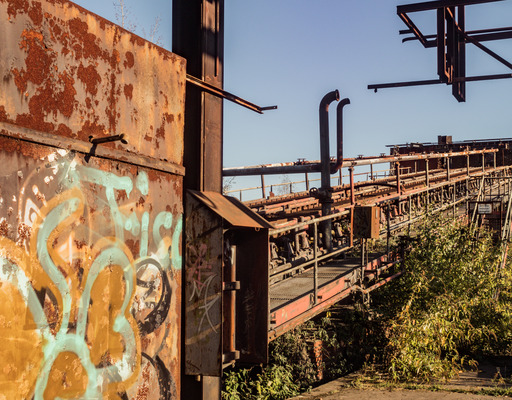 Eine mit Graffiti besprühte Mauer