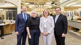 Personen v.r.n.l.: Wilfried Uhr, Vorstand Bertelsmann Stiftung; Silke Niermann, Geschäftsführerin der Stadtbibliothek Gütersloh; Anja Krokowski, stellv. Bibliotheksleitung; Henning Matthes, erster Beigeordneter Stadt Gütersloh. Anlässlich der Ankündigung über die Unterstützung der Bertelsmann Stiftung bei der Renovierung der Stadtbibliothek Gütersloh. 