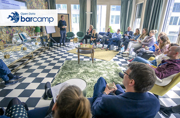 Zu sehen ist ein Stuhlkreis mit Menschen w&auml;hrend eines Workshops