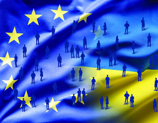 Flagge der EU und der Ukraine verschmelzen zu einer.