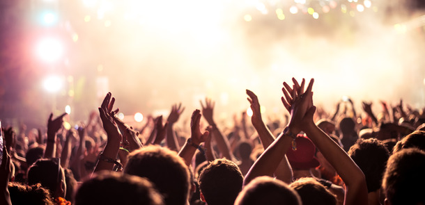 This party's on fire(© © bernardbodo - stock.adobe.com)